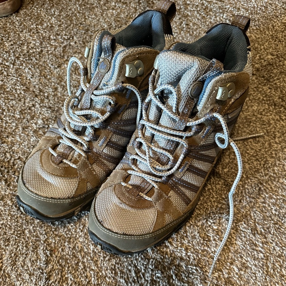 Merrill Hiking Boots 8.5 gently used like new soles